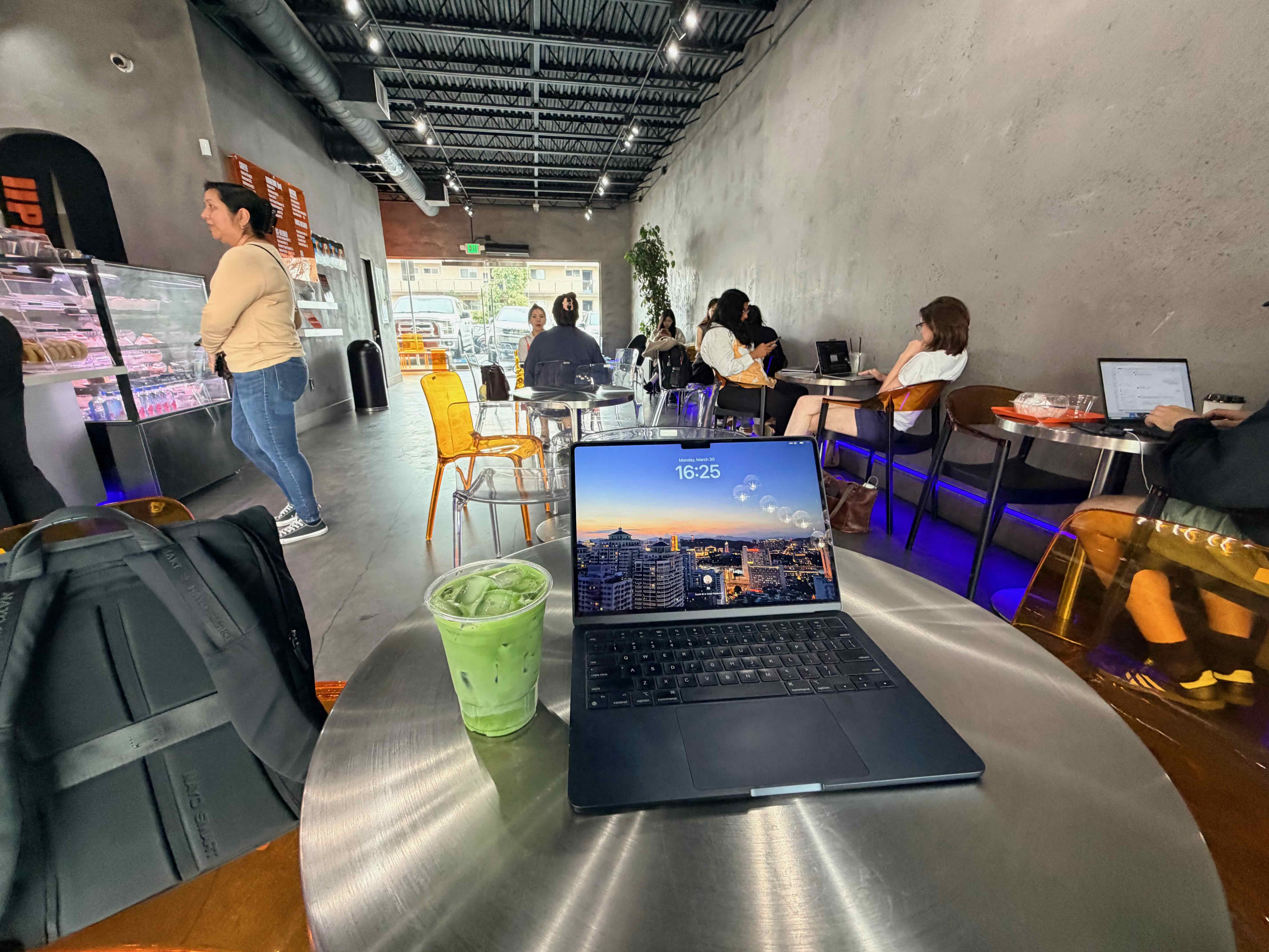 /2026/04/la-cafe/coffee_upper.jpeg
