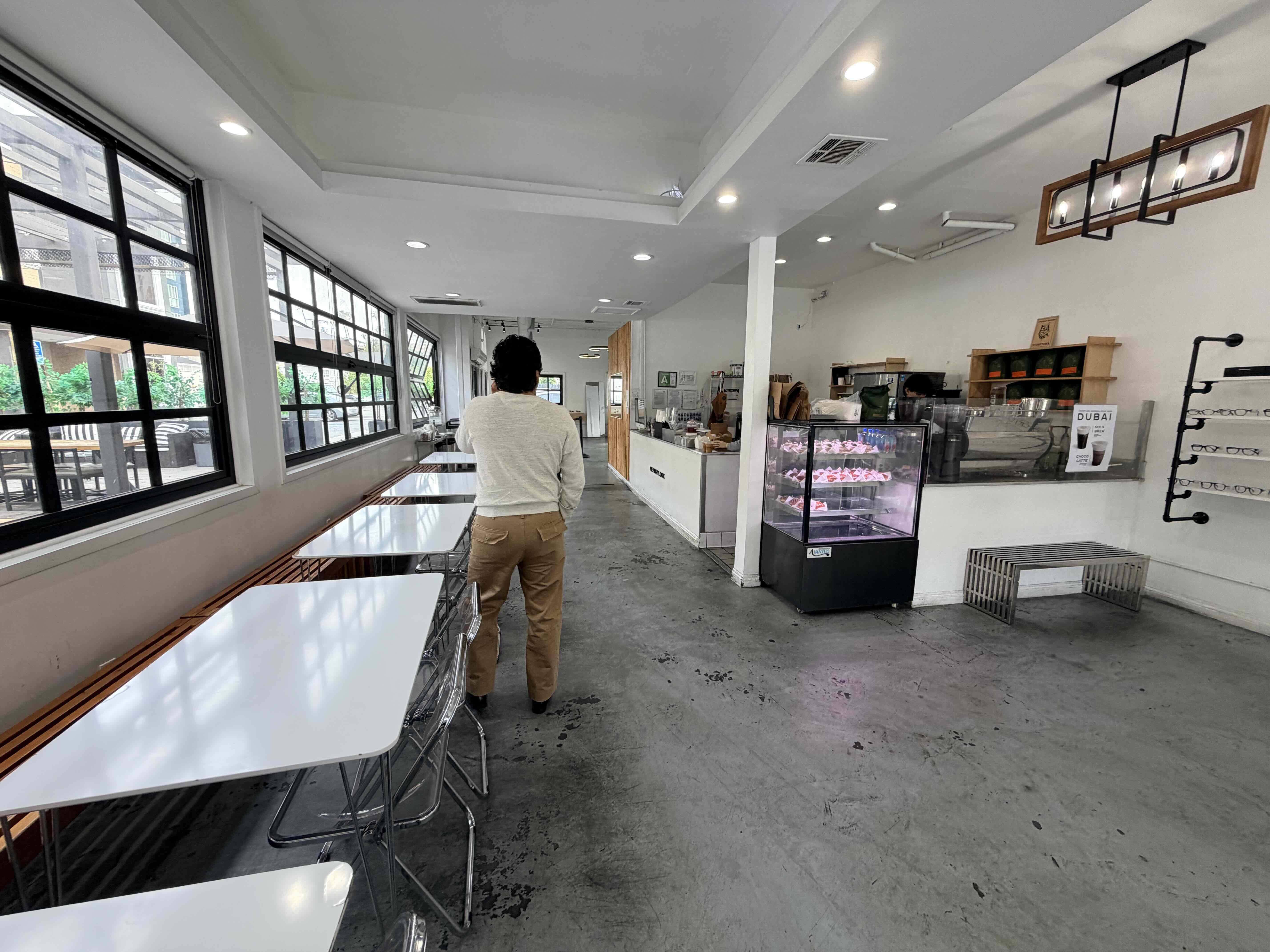 /2026/04/la-cafe/memorylook_inside.jpg