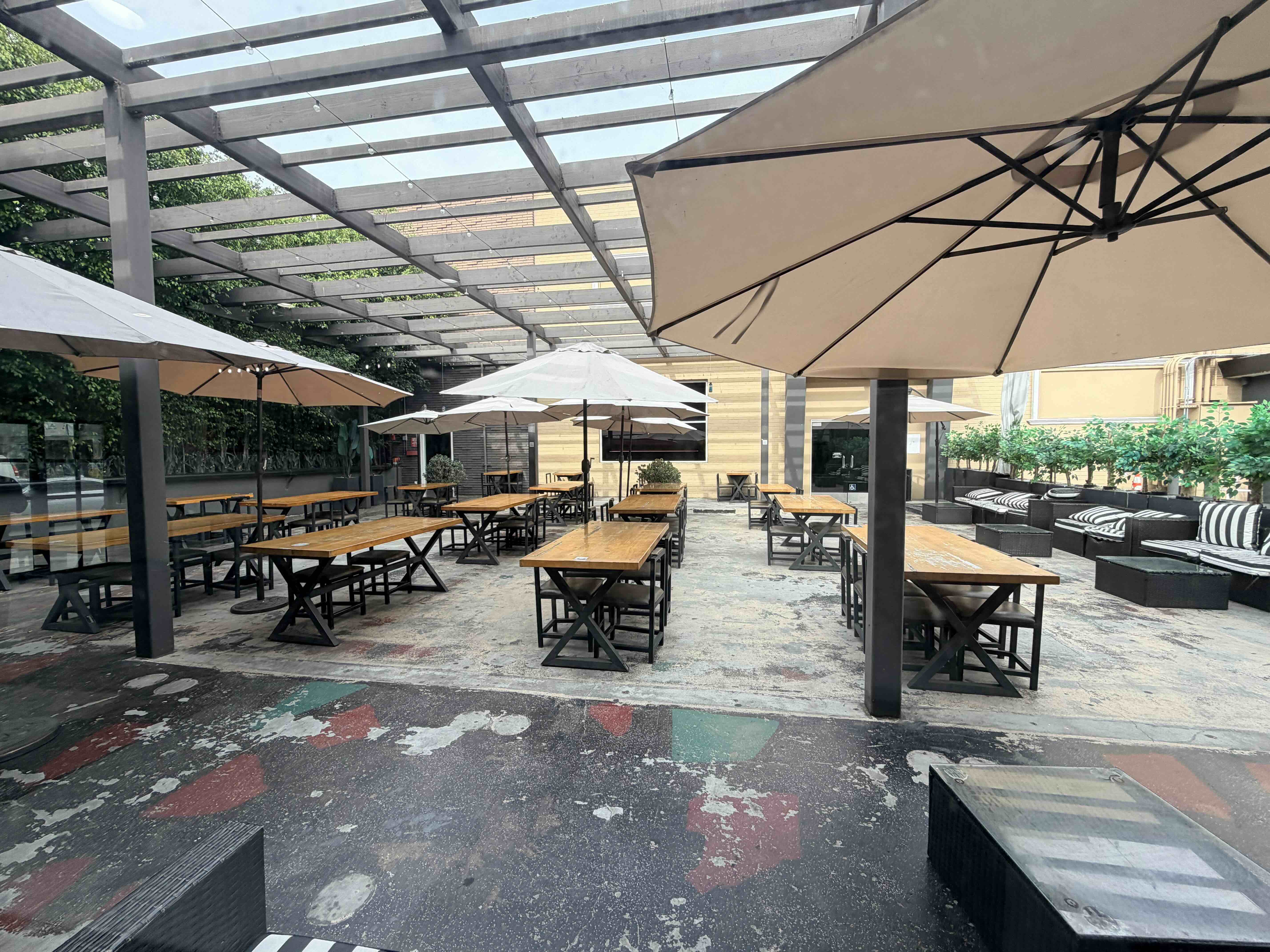 /2026/04/la-cafe/memorylook_outside.jpg